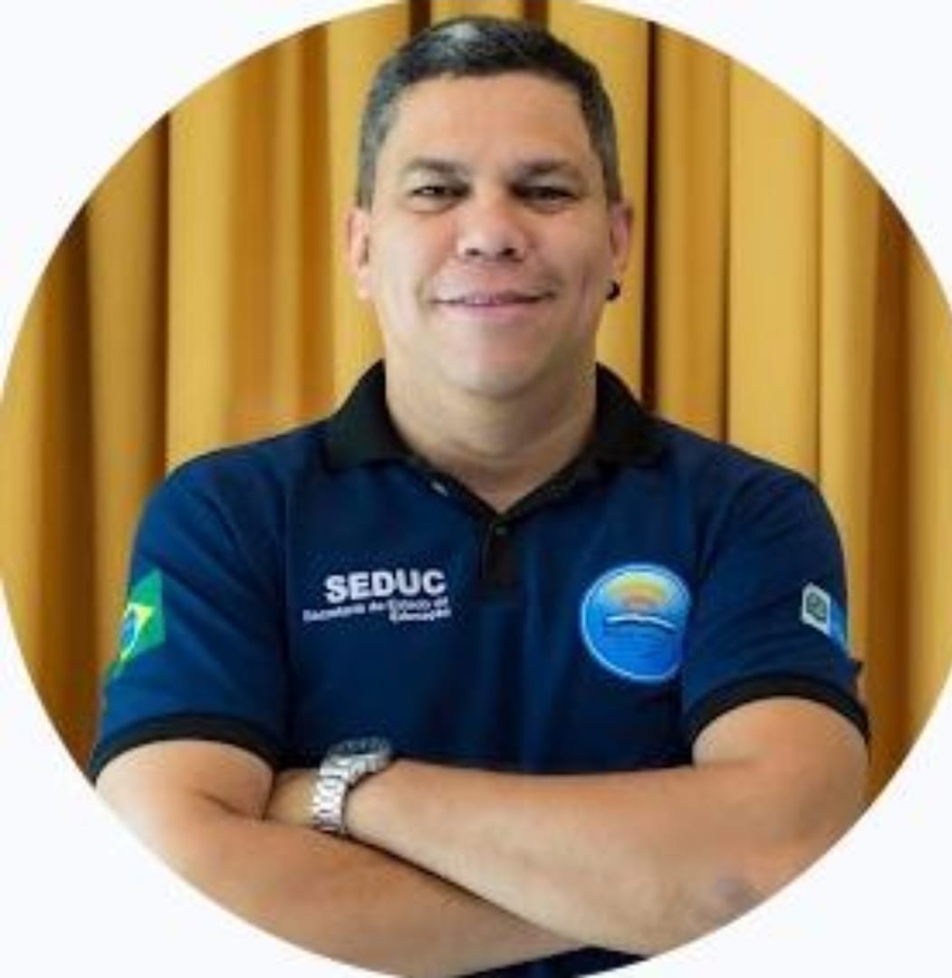 Silvinho Santos professor de biologia